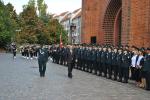 Zdjęcie przedstawia przemarsz dowódcy uroczystości przed ustawionymi w szeregu pracownikami i funkcjonariuszami Izby Administracji Skarbowej w Szczecinie