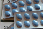 Zdjęcie przedstawia zatrzymane niebieskie tabletki