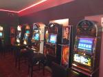 wnętrze lokalu z wykrytymi nielegalnymi automatami hazardowymi