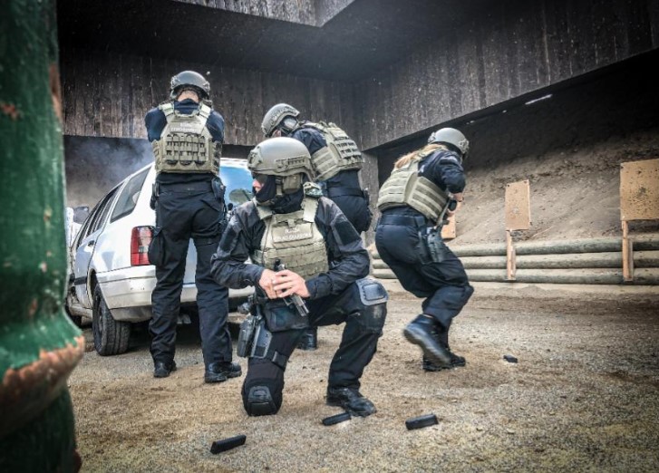 Zamaskowani funkcjonarusze Służby Celno-Skarbowej