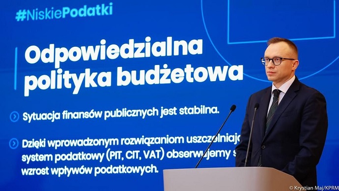 Wiceminister finansów Artur Soboń podczas konferencji prasowej.