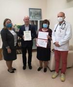 Przedstawiciel organizacji pożytku publicznego z symbolicznym czekiem