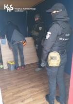 dwóch funkcjonariuszy służby celno-skarbowej przy wejściu do punktu gier hazardowych