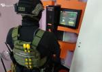 Funkcjonariusz służby celno-skarbowej w środku kawiarenki internetowej oferującej gry hazardowe online.