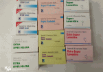 ujawnione nielegalne farmaceutyki podczas kontroli przesyłek pocztowych poukładane na stoliku