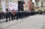 Na plac wchodzą kampanie honorowe służb mundurowych, na czele Krajowa Administracja Skarbowa