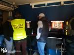 funkcjonariusze służby celno-skarbowej przed komputerami wykorzystywanymi do nielegalnych gier hazardowych