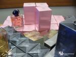 butelki i kartony z zatrzymanymi podrabianymi perfumami
