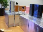butelki i kartony z zatrzymanymi podrabianymi perfumami
