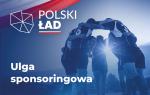 Drużyna sportowa trzyma się za ręce stojąc w kole i napis Polski Ład Ulga sponsoringowa.