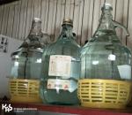 Ujawnione szklane butle z nielegalnym alkoholem