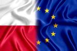 grafika zawierająca połowę flagi Polski biało czerwone pasy  i flagi Unii Europejskiej na niebieskim, tle siedem złotych gwiazdek