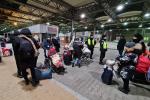Funkcjonariusze KAS pomagają uchodźcom z Ukrainy na granicy