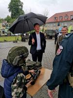 dwóch mężczyzn i dziecko odwiedzających stoisko krajowej administracji skarbowej