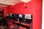 pięć stanowisk komputerowych wykorzystywanych do nielegalnych gier hazardowych