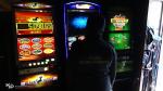 Zdjęcie przedstawia trzy automaty klasyczne do gier hazardowych.