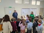 Uczniowie wysłuchują wykładu pracowników Urzędu Skarbowego w Szczecinku.