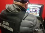 funkcjonariusz służby celno-skarbowej przed stanowiskiem komputerowym wykorzystywanym do nielegalnych gier hazardowych