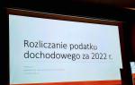 plansza przedstawiająca slajd z prezentacji a na niej napis rozliczanie podatku dochodowego za 2022 r.