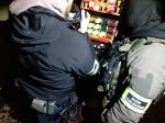 funkcjonariusze KAS przy nielegalnym automacie do gier hazardowych