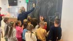 Dzieci rysują na tablicy