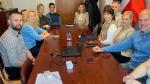 Wspólne zdjęcie pracowników Urzędu Skarbowego w Choszcznie i przedstawicieli Urzędu Miasta