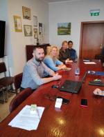 Wspólne zdjęcie pracowników Urzędu Skarbowego w Choszcznie i przedstawicieli Urzędu Miasta