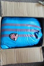 pudełko kartonowe a w środku worek jutowy z tytoniem