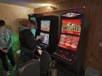 Nielegalne automaty do gier hazardowych. Funkcjonariusze i zatrzymane osoby.