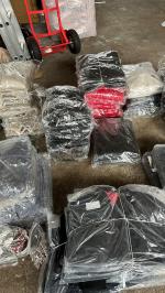 podłoga wypełniona workami z odzieżą