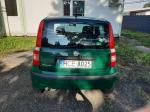 Samochód osobowy Fiat Panda w kolorze zielonym, podwozie skorodowane od strony koła