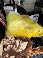 wnętrze auta ze znalezionymi paczkami papierosów