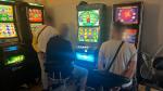 Trzech graczy przed nielegalnym automatami