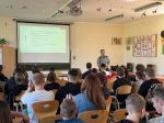 Funkcjonariusz prowadzi szkolenie z uczniami