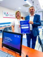 Urzędnik siedzi przy biurku i omawia prezentację
