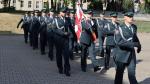 Funkcjonariusze Służby Celno-Skarbowej w trakcie prób marszu defiladowego wraz ze sztandarem