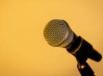 mikrofon za żółtym tle