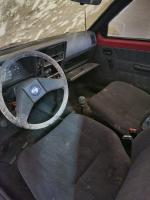 Samochód osobowy Opel Kadett, w kolorze czerwonym akryl, bardzo zniszczony, brudny wewnątrz i na zewnątrz.