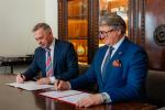 Dyrektor Izby Administracji Skarbowej w Krakowie Wojciech Zastawniak oraz Zastępca Prezydenta Miasta Krakowa dr hab. Stanisław Mazur, prof. UEK podpisują porozumienie