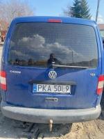Samochód osobowy VAn, Vw Caddy koloru niebieskiego. Przyciemnione tylne szyby. 