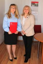 W gabinecie naczelnika urzędu stoją dotychczasowa naczelnik oraz dyrektor izby