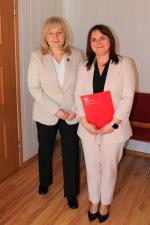 W gabinecie naczelnika urzędu stoją nowo powołana naczelnik oraz dyrektor izby