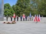 Poczty sztandarowe stoją w szeregu