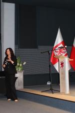 Prelegentka Joanna Kowalczyk przedstawia prezentację o podatkach w sali Urzędu Marszałkowskiego