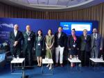 Grupowe zdjęcie osób, które biorą udział w panelu