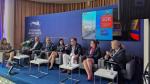 Uczestnicy panelu siedzą na krzesłach i dyskutują
