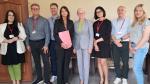 Naczelnik urzędu w otoczeniu pracowników