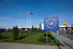 Przejście graniczne, tablica z symbolem UE, flagi Rzeczypospolitej Polskiej i Unii Europejskiej
