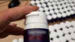 plastikowa buteleczka z zabezpieczonymi narkotykami 