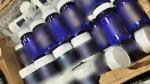karton plastikowych buteleczek z zabezpieczonymi narkotykami